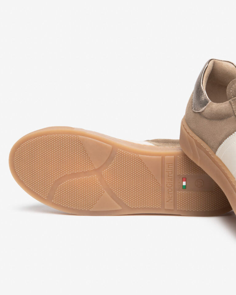 Sneakers da donna in camoscio NeroGiardini