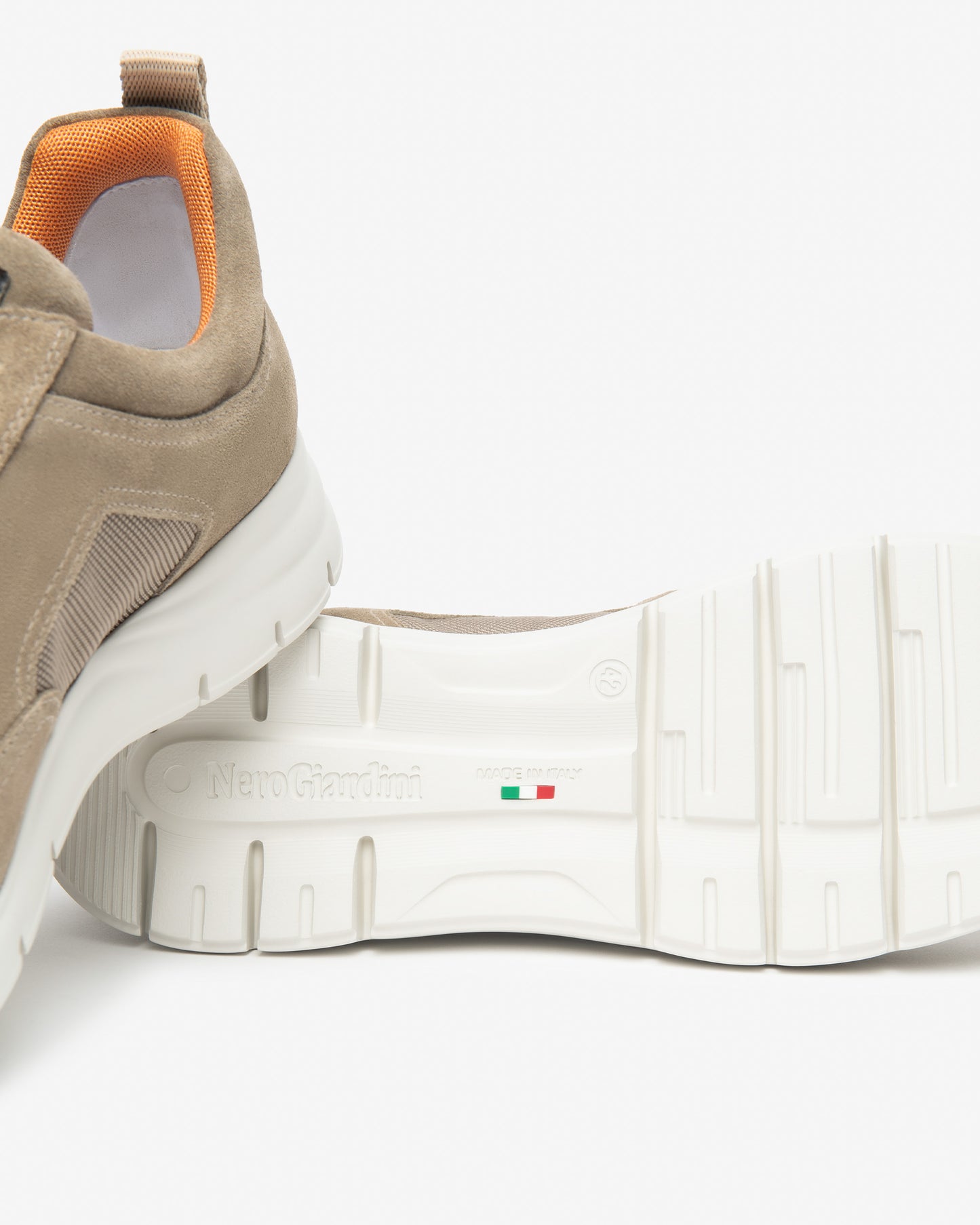Sneakers da uomo in camoscio NeroGiardini